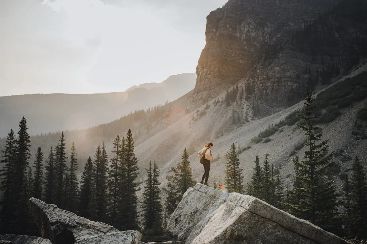 Randonneur retraité savourant un panorama de montagne