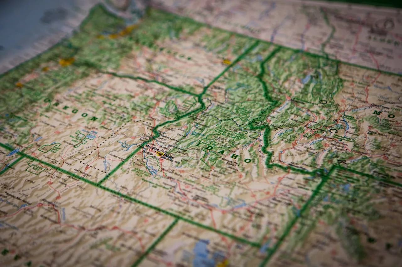 Carte topographique murale encadrée représentant un massif et ses courbes de niveau