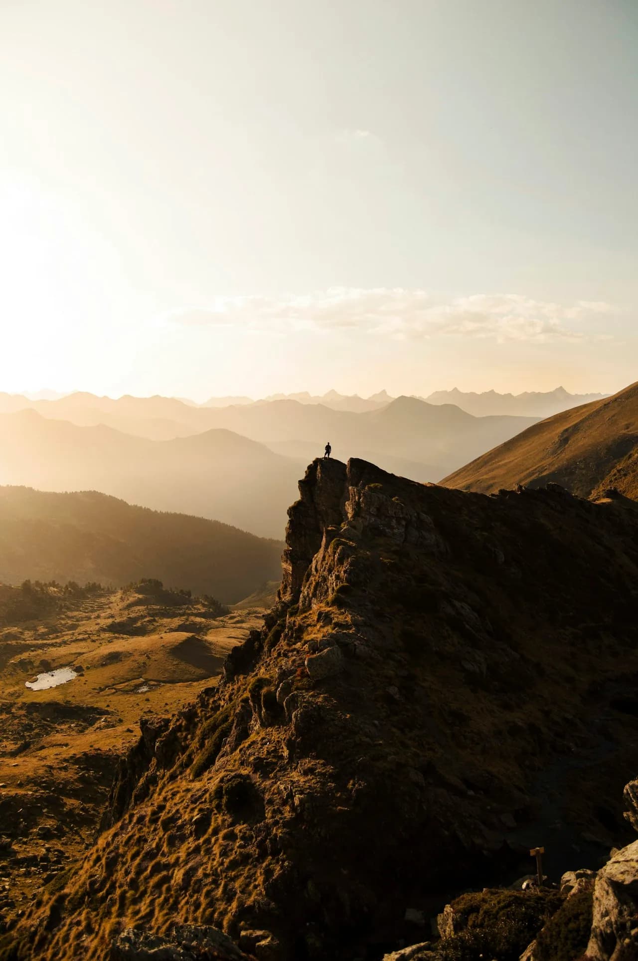 Randonneur face à un panorama de montagne, idées cadeaux pour passionné de randonnée