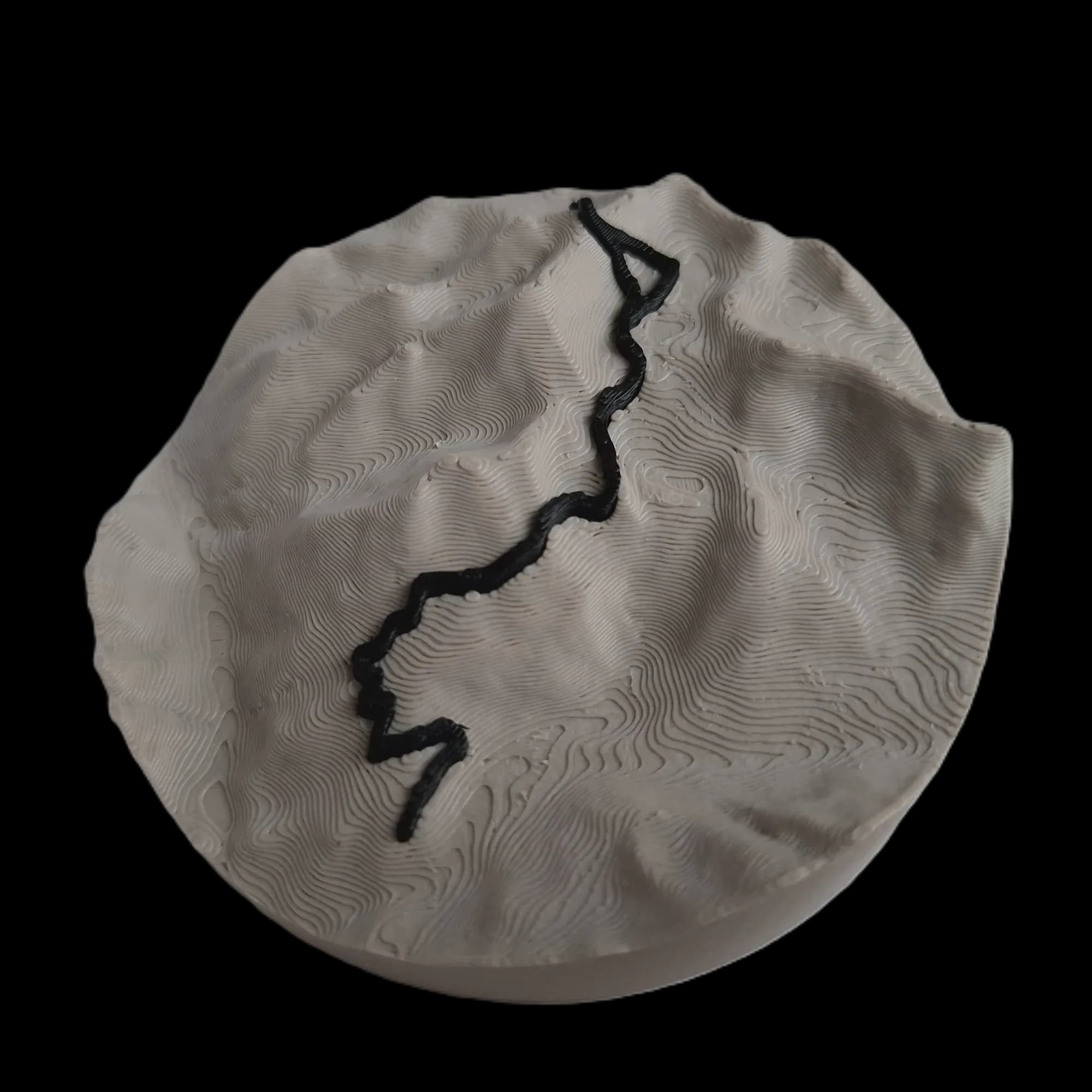 Carte relief de parcours de montagne, duo de couleurs Classique (relief sable, tracé noir) — cadeau randonneur fabriqué en France