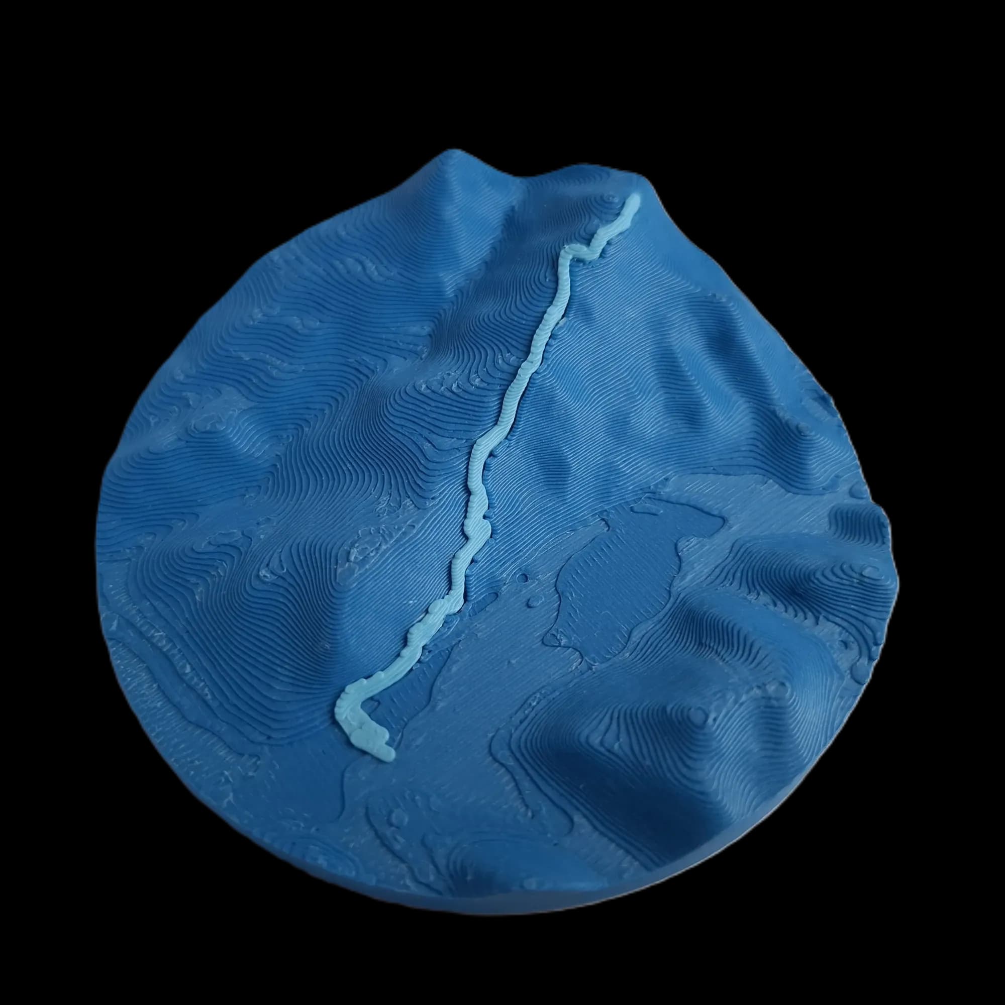 Relief de massif montagneux marqué d'un tracé de randonnée, duo Glacial bleu glacier — cadeau randonneur écoresponsable Altitrace