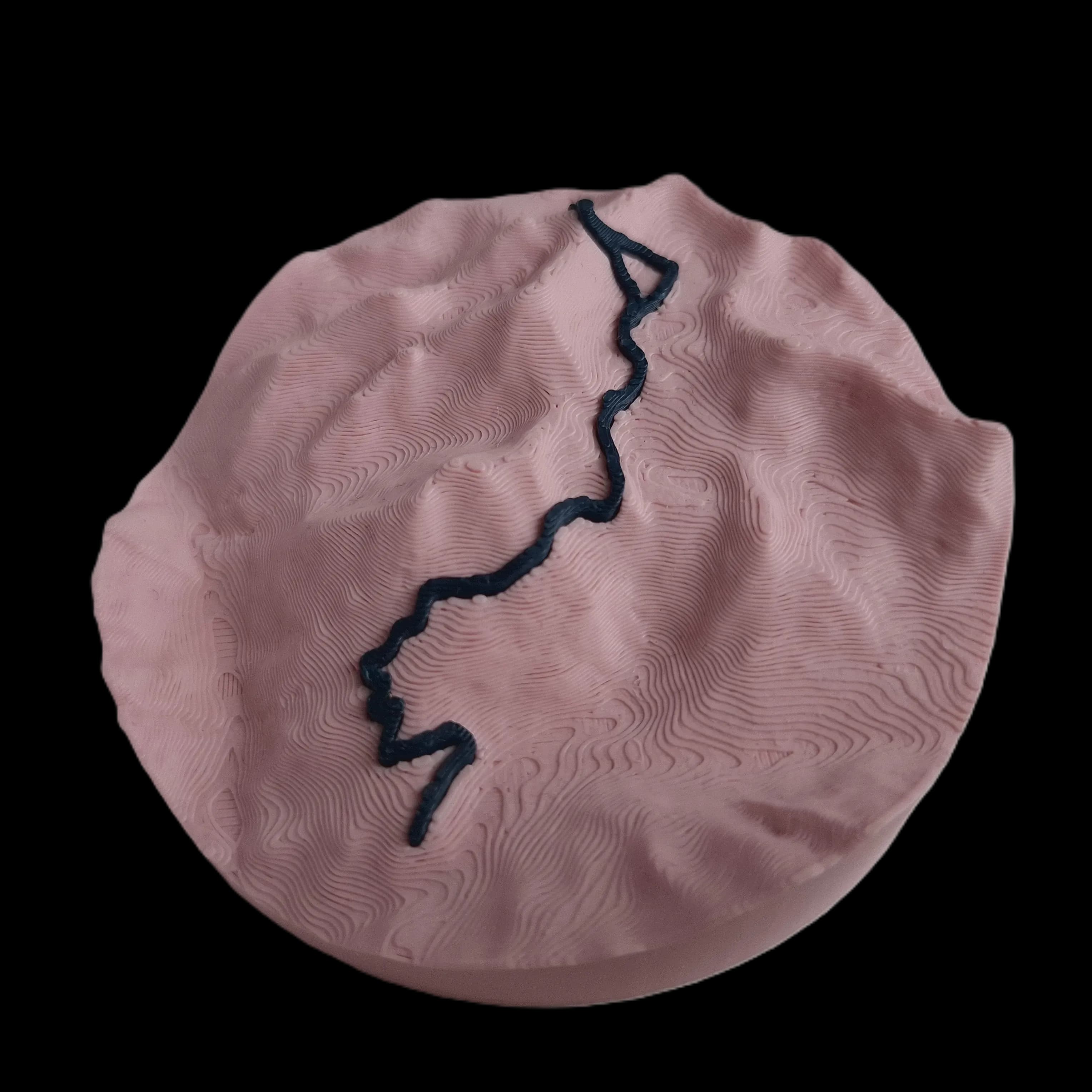 Carte relief de parcours de montagne, duo de couleurs Pinky (relief rose poudré, tracé bleu marine) — cadeau personnalisé pour randonneuse