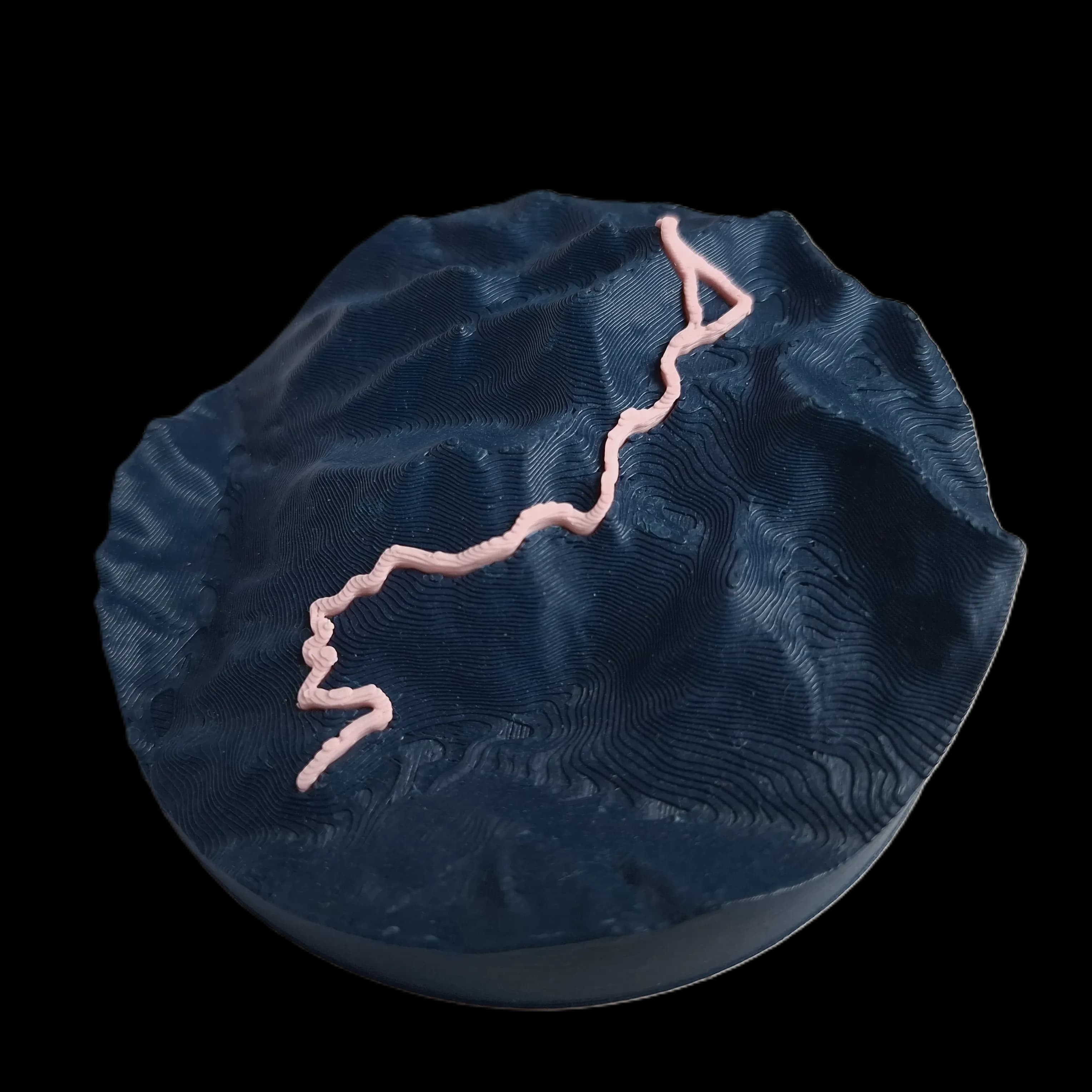 Carte relief de parcours de montagne, duo de couleurs Profond (relief bleu nuit, tracé rose) — souvenir de trail fabriqué en France