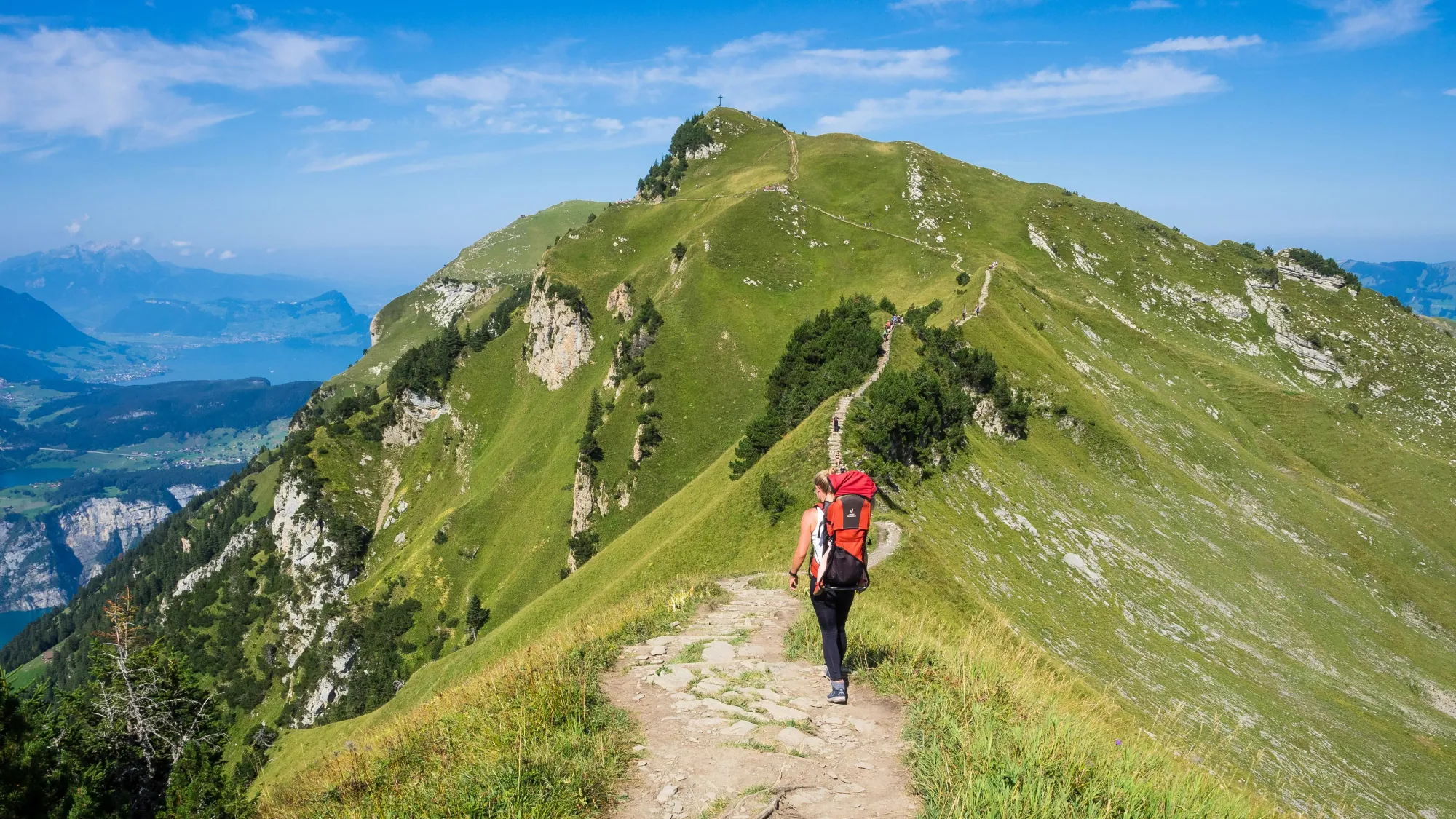 Randonneur face à un panorama de montagne, idées cadeaux pour passionné de randonnée